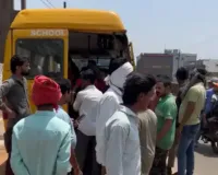 स्कूल बस पर कहर बनकर टूटा ट्रक: खरोरा में बच्चों से भरी बस को मारी टक्कर, गेट उखड़ा, ड्राइवर फरार  