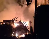रायपुर टिंबर मार्केट में भीषण आग: लकड़ी से भरे गोदाम में भड़की लपटें, घंटों बाद पाया गया काबू