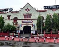 बिलासपुर रेलवे स्टेशन पर यात्रियों की जान से खिलवाड़: भट्टी जैसे तपते प्लेटफॉर्म पर बिक रहा बासी खाना, पैकेट से तारीख और रेट गायब