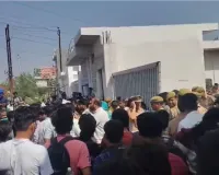 वेतन को लेकर तनाव: नोएडा के बाद हापुड़ में भड़के श्रमिक, प्रदर्शन से थमी फैक्ट्री, पुलिस ने संभाला मोर्चा