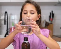 बढ़ती गर्मी का खतरा: छोटे बच्चों को कब दें ओआरएस, घर पर कैसे बनाएं