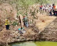 महासमुंद में मर्डर मिस्ट्री: बोरी में बंद युवक का सड़ा-गला शव कुएं से बरामद, पहचान मिटाने के लिए पत्थर से कुचला चेहरा