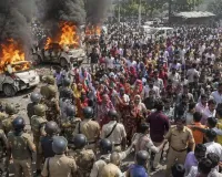 Noida Violence Update: प्रदर्शन के नाम पर उपद्रव, पुलिस वाहन जलाए गए, हजारों श्रमिकों के हंगामे से NCR में हड़कंप