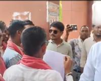 मुंगेली में बवाल: जनगणना में छत्तीसगढ़ी की मांग करने पहुंचे क्रांति सेना के कार्यकर्ताओं का कलेक्टर ने किया अपमान, कलेक्ट्रेट परिसर में भारी हंगामा