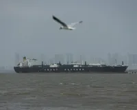 सीजफायर के घंटों बाद भड़का तनाव: Strait of Hormuz में ईरान की अंधाधुंध फायरिंग, Donald Trump के ऐलान को चुनौती