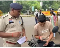 दुर्ग में सख्त ट्रैफिक नियम: सरकारी कर्मचारियों के लिए हेलमेट-सीट बेल्ट अनिवार्य, उल्लंघन पर होगी कड़ी कार्रवाई