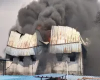 अंबिकापुर आग कांड में बड़ा एक्शन: मुकेश पटाखा एजेंसी संचालकों पर FIR, 55 घंटे बाद भी सुलगती इमारत से खतरा बरकरार