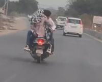 बिलासपुर हाईवे पर खतरनाक स्टंट: चलती स्कूटी पर कपल का रोमांस वायरल, ट्रैफिक नियमों की खुली अनदेखी