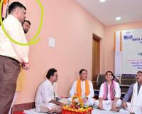 सुशासन पर बड़ा सवाल: 75 प्रतिशत विकलांगता के सहारे जमानत पाने वाला 30 करोड़ का दागी अफसर नेताओं के सामने दे रहा धड़ाधड़ प्रेजेंटेशन