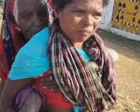 छत्तीसगढ़ में गरीबी और मजबूरी की मार: पेंशन लेने बुजुर्ग सास को पीठ पर ढोकर बैंक पहुंची बहू, वायरल VIDEO ने खोली सिस्टम की पोल