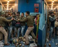 भागलपुर एक्सप्रेस में हाईवोल्टेज ड्रामा: शराब तस्करों ने चेन पुलिंग कर रोकी ट्रेन, फायरिंग से दहशत