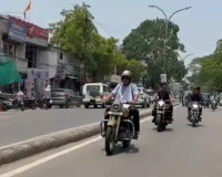 नेताओं के काफिलों के बीच अकेले बुलेट पर पहुंचे MLA, सोशल मीडिया पर वायरल हुई तस्वीर