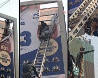 रायपुर के शंकर नगर में हाईवोल्टेज ड्रामा: 35 फीट ऊंचे होर्डिंग पर चढ़ी युवती, पुलिस-फायर टीम ने रेस्क्यू कर बचाई जान