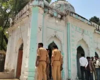 ‘मंदिर या मकबरा?’ मलिहाबाद में बढ़ा विवाद, जुमे की नमाज के बीच पुलिस छावनी में बदला इलाका