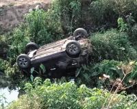 खाई में समाई रफ्तार! नेशनल हाईवे-130 पर बड़ा हादसा, 40 फीट नीचे गिरी कार… युवक की हालत गंभीर