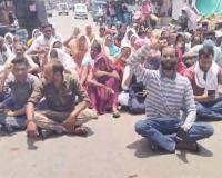 Ambikapur Protest: अस्पताल में जनरेटर में फंसी चुन्नी से महिला गार्ड की दर्दनाक मौत, मुआवजे की मांग पर परिजनों ने सड़क पर शव रखकर किया उग्र प्रदर्शन