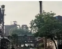 शराब, सिंडिकेट और 'सिस्टम' का सरेंडर: 'वेलकम डिस्टलरी' का जहरीला खेल, फ्री की दारू और कमीशन के कॉकटेल से मूक हुए ग्रामीण-नेता, जंगल में बिछ रही जानवरों की लाशें
