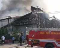 दिल्ली के अलीपुर में बैंक्वेट हॉल में भीषण आग: GT करनाल हाईवे पर मचा हड़कंप, दमकल की 12 से ज्यादा गाड़ियां मौके पर