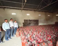 गैस एजेंसी में बड़ा खेल उजागर! स्टॉक में सैकड़ों सिलेंडरों की गड़बड़ी, उपभोक्ताओं से बदसलूकी के आरोप भी पाए गए सही 