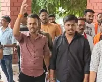 संदिग्ध मांस मामले पर धमतरी में बढ़ा तनाव! हिंदू संगठनों ने निगम कार्यालय का किया घेराव, प्रशासन को 24 घंटे की दी चेतावनी