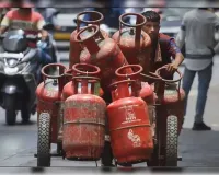 LPG सिलेंडर पर बढ़ा दबाव! सरकार बोली- हर घरेलू सिलेंडर पर 700 रुपये तक का नुकसान, फिर भी दुनिया में सबसे सस्ती गैस भारत में...