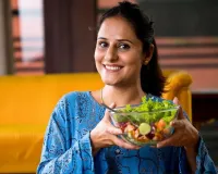 Monsoon Diet Tips: बारिश के मौसम में क्या खाएं और किन फूड्स से करें परहेज? जानिए हेल्दी रहने का सही तरीका