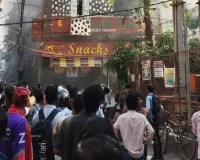 दिल्ली अग्निकांड: मालवीय नगर के रेस्टोरेंट में भीषण आग, 12 से अधिक लोगों की मौत, जान बचाने के लिए इमारत से कूदे लोग