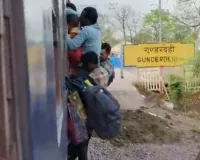 अंतागढ़-रायपुर लोकल ट्रेन में जान हथेली पर रखकर सफर, भीड़ के बीच गेट पर लटकने को मजबूर यात्री