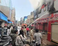 रायपुर में ऑटोमोबाइल शॉप में भीषण आग! मौके पर पहुंचीं फायर ब्रिगेड की कई गाड़ियां, इलाके में मची अफरा-तफरी