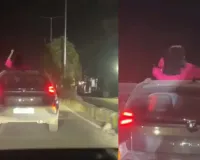 Reel के लिए जान जोखिम में! बिलासपुर में चलती कार के सनरूफ पर युवती का खतरनाक स्टंट, पुलिस की कार्रवाई के बावजूद क्यों नहीं थम रही स्टंटबाजी?