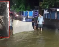 पहली बारिश में NH-43 बना 'फिशिंग स्पॉट'! सड़क पर मछली पकड़ते दिखे लोग, VIDEO ने खोली सिस्टम की पोल