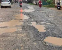 40 करोड़ मंजूर... सड़क में फिर भी गड्ढों! कोतबा-बागबहार रोड पर भड़के ग्रामीण, CM निवास तक पदयात्रा का ऐलान