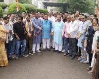 पहले पुनर्वास, फिर विस्थापन, कांग्रेस ने किया प्रदर्शन, CM के पुतले का दहन