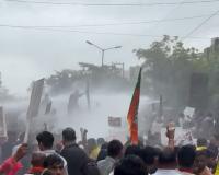NEET Protest Impact: रायपुर में आमने-सामने आए BJP और कांग्रेस कार्यकर्ता, पत्थरबाजी के बीच पुलिस ने छोड़े आंसू गैस के गोले और वॉटर कैनन