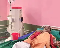 मरीज अकेला... मशीन चलती रही और फर्श पर बहता रहा खून! जिला अस्पताल की डायलिसिस यूनिट में बड़ी लापरवाही