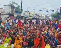 सड़क की मांग पर पामगढ़ में चक्काजाम: 5वें दिन भी युवाओं का आमरण अनशन जारी, व्यापारियों ने बंद रखीं दुकानें