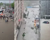 Monsoon Fury in India: देशभर में मानसूनी बारिश का कहर, दिल्ली, मुंबई, सूरत समेत कई शहरों में बाढ़, जलभराव और हादसों से हाहाकार