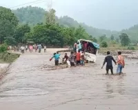 उफनते रपटे पर थम गई माजदा, जान जोखिम में डाल कर ग्रामीणों ने महिलाओं-बच्चों समेत सभी यात्रियों को बचाया, टला बड़ा हादसा