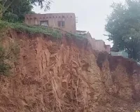 आदिवासी जमीन पर 'खनन माफिया' का कब्जा? जेसीबी से काटे जा रहे पहाड़, प्रशासन पर उठे सवाल