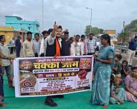 अपने ही गांव की सड़क के लिए सड़क पर उतरे भाजयुमो जिलाध्यक्ष, ग्रामीणों संग किया हाईवे जाम; कांग्रेस बोली- ‘जब इनके गांव का ये हाल, तो बाकी का क्या होगा?’