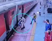 आरपीएफ जवान की सतर्कता से बची यात्री की जान: राजनांदगांव स्टेशन पर चलती ट्रेन में चढ़ते समय हुआ हादसा टला