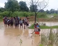 बारिश में बंद हुआ रास्ता, किसान ने संभाली जिम्मेदारी; कंधे पर बैठाकर स्कूल पहुंचा रहा बच्चों को, देखे वीडियो 