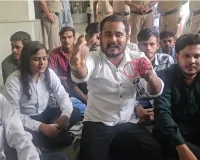चूड़ी पहन लो और चश्मा लगा लो,.... बिलासपुर में एनएसयूआई  का अनोखा प्रदर्शन 