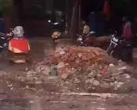 नगर पालिका की बड़ी लापरवाही? नाली निर्माण के बीच कीचड़ में पड़ी रही डॉ. श्यामा प्रसाद मुखर्जी की प्रतिमा, कार्यशैली पर उठे सवाल
