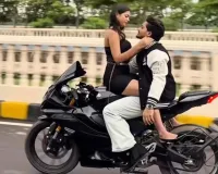 रायपुर में Viral Reel बना मुसीबत! बीच सड़क बाइक पर खतरनाक स्टंट, सोशल मीडिया इन्फ्लुएंसर पर उठे सवाल
