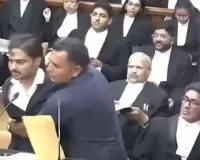 Supreme Court में हाई-वोल्टेज हंगामा! जजों से तीखी बहस, दस्तावेज फेंकने के आरोप में प्रबल प्रताप समेत दो छात्र गिरफ्तार