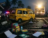 West Bengal Train Accident: मुर्शिदाबाद में स्कूल वैन को पैसेंजर ट्रेन ने मारी टक्कर, 2 छात्रों की मौत, 5 घायल; लेवल क्रॉसिंग की व्यवस्था पर उठे सवाल