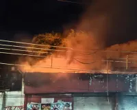 सरकारी शराब दुकान में भीषण आग, लाखों का स्टॉक राख, चार दमकलों ने पाया काबू