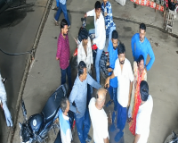 महामाया मंदिर गेट के पास भाजपा से जुड़े दो पक्ष आपस में भिड़े, महिला नेत्री का युवक को चप्पल से पीटने का वीडियो हुआ वायरल