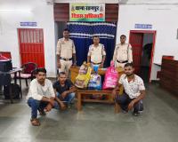 अनमोल ढाबा में 150 लीटर महुआ शराब खपाने की थी तैयारी, संचालक समेत तीन आरोपी गिरफ्तार